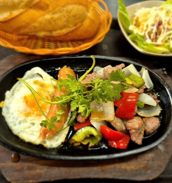 Bò lúc lắc trứng xúc xích