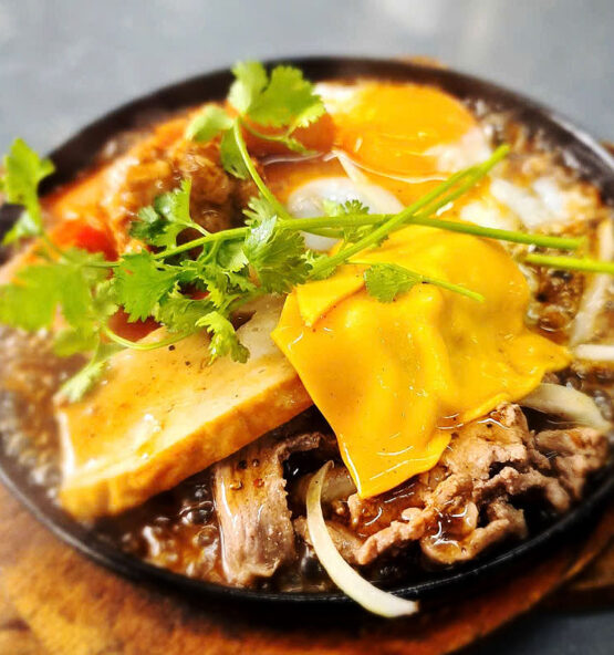 Khi thưởng thức bò né thập cẩm, bạn sẽ cảm nhận được vị ngọt của thịt bò, vị béo ngậy của pate, vị chua thanh của cà chua, cùng hương thơm đặc trưng của các loại gia vị. Món ăn này thường được ăn kèm với bánh mì giòn tan và một ly cà phê đậm đà, tạo nên một bữa sáng hoàn hảo.