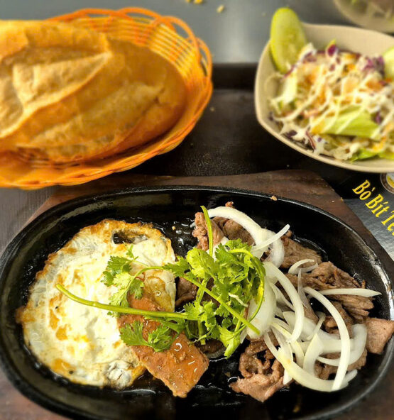 Mộc Quán, với món Bò bít tết, trứng, pate đặc trưng, đã trở thành điểm đến quen thuộc của những tín đồ ẩm thực Sài Gòn. Món ăn này không chỉ chinh phục thực khách bởi hương vị thơm ngon mà c