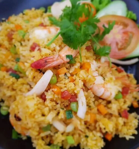 Bạn đã từng thưởng thức hương vị đặc trưng của ẩm thực Mã Lai chưa? Và nếu được kết hợp cùng hải sản tươi ngọt thì sao? Món Cơm Mã Lai Hải Sản tại Mộc Quán sẽ đưa bạn đến một hành trình ẩm thực đầy bất ngờ. Mộc Quán, với thực đơn phong phú và không gian ấm cúng, luôn là điểm đến lý tưởng cho những buổi tụ họp bạn bè hay gia đình. Và món Cơm Mã Lai Hải Sản chính là một trong những món ăn được yêu thích nhất tại đây