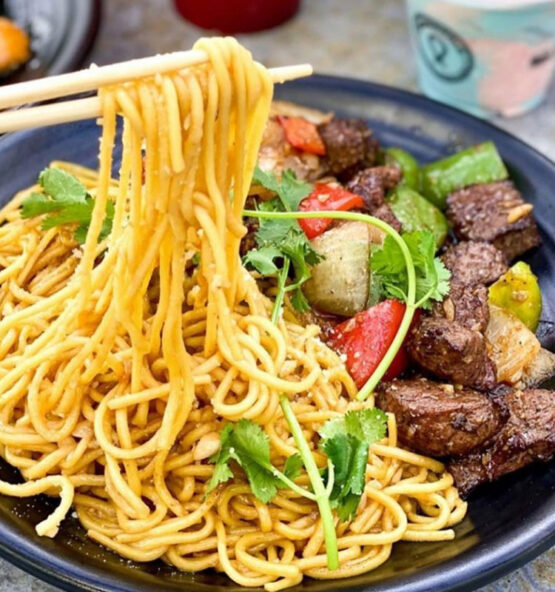Mì Ý Lúc Lắc tại Mộc Quán là sự kết hợp hài hòa giữa sợi mì Ý dai ngon, thịt bò được áp chảo mềm ngọt và các loại rau củ tươi ngon. Tất cả được hòa quyện trong một loại sốt đặc biệt, tạo nên một hương vị thơm ngon khó cưỡng. Điểm nhấn của món ăn chính là phần thịt bò được thái miếng vừa ăn, ướp gia vị đậm đà và xào cùng hành tây, ớt chuông. Khi thưởng thức, bạn sẽ cảm nhận được vị ngọt của thịt bò, vị chua thanh của hành tây và vị cay nồng của ớt, tất cả tạo nên một bản giao hưởng hương vị tuyệt vời.